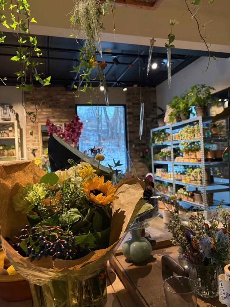Interiør i blomsterbutikken Snitt blomster. Bukett med solsikker i forkant