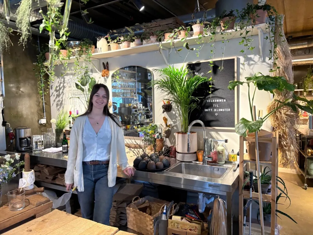 Helene Stewart i blomsterbutikken Snitt blomster