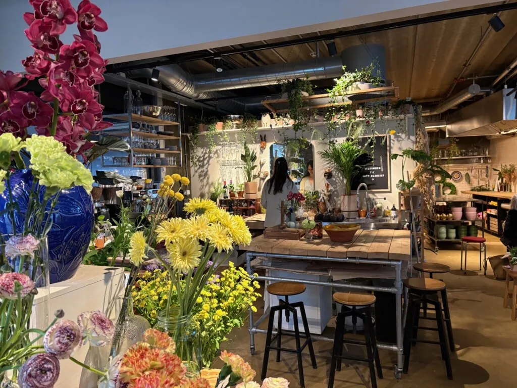 Snittblomster i forgrunnen, butikken og arbeidsrommet i bakgrunnen