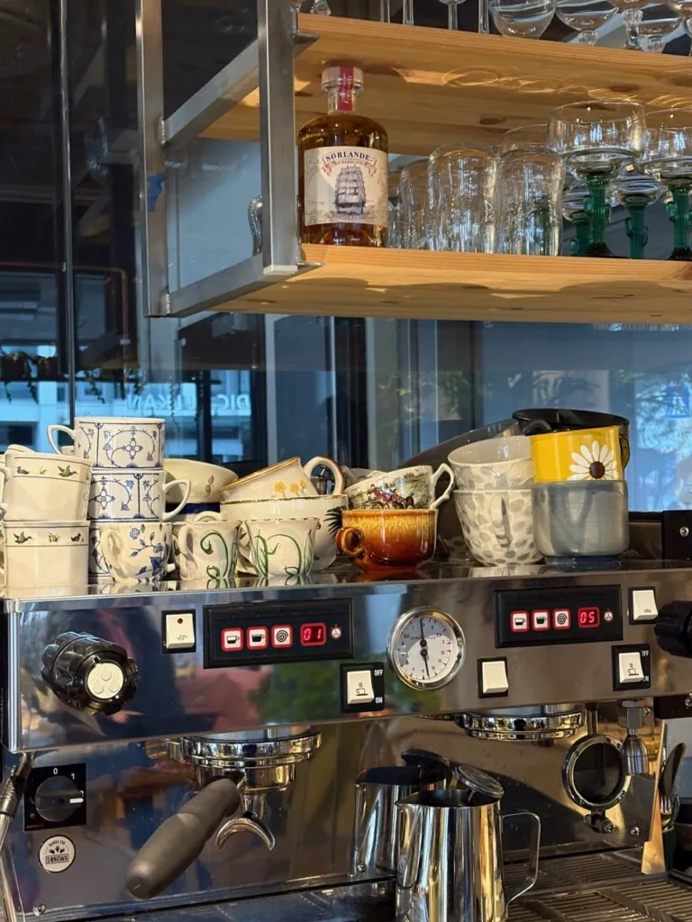 Kaffemaskin inne i blomsterbutikken