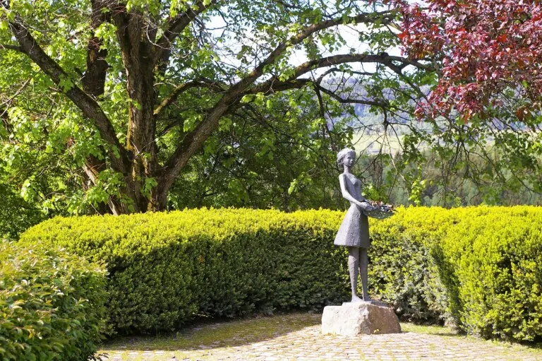 Statuen "Blomsterpiken" avbildet på Norges grønne fagskole - Vea
