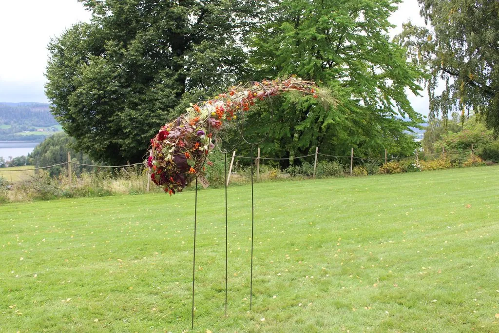 Blomsterarbeid montert ute som et svevende objekt