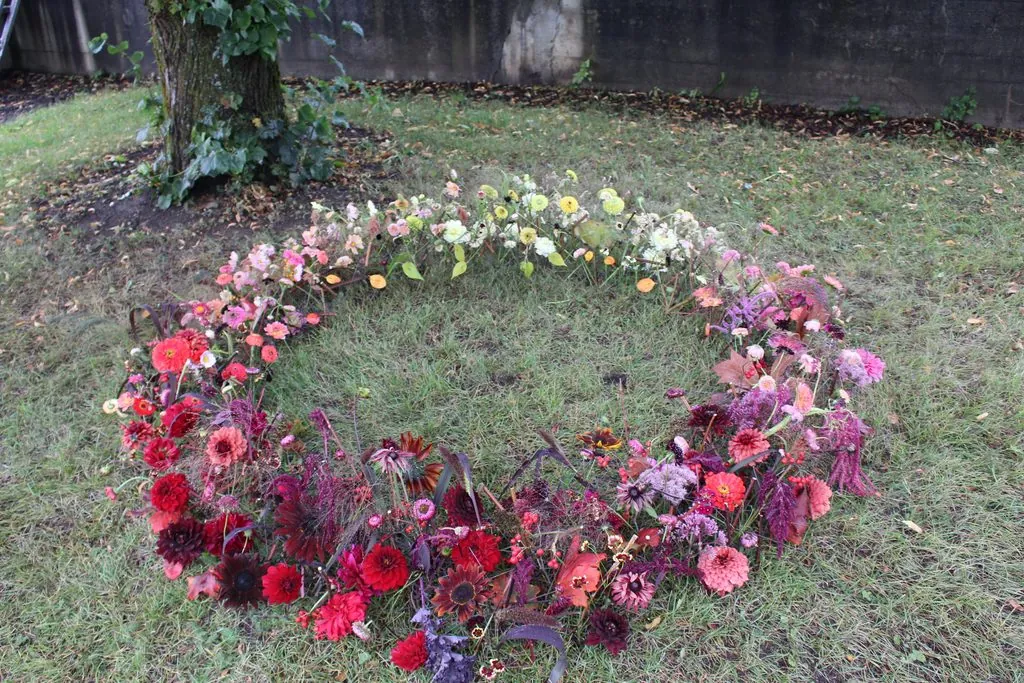 Blomsterkrans laget i gressbakke