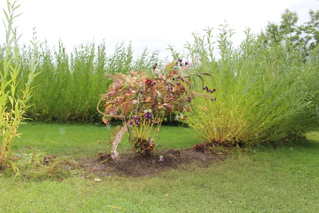 Blomsterarbeid laget i en pilbusk