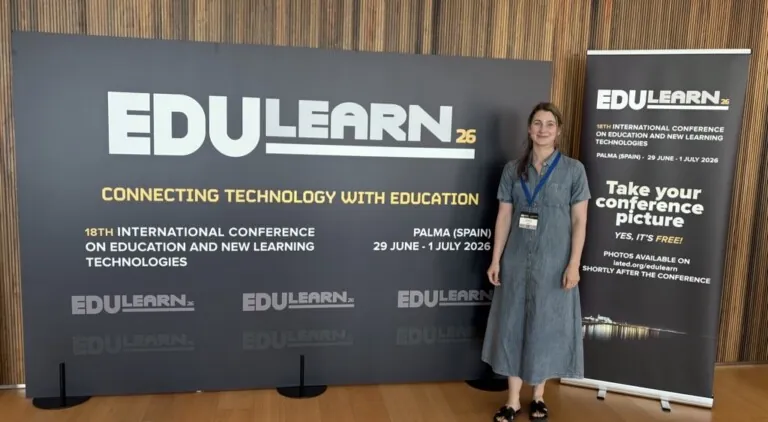 Ung kvinne foran plakat for konferansen EDUlearn
