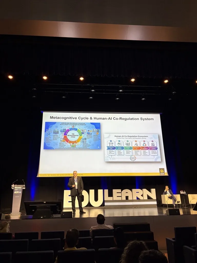 Bilde av foredragsholder på scene under konferansen Edulearn