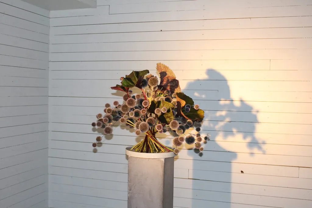 Bukett laget av kuletistel, med et botanisk laget eple inni.