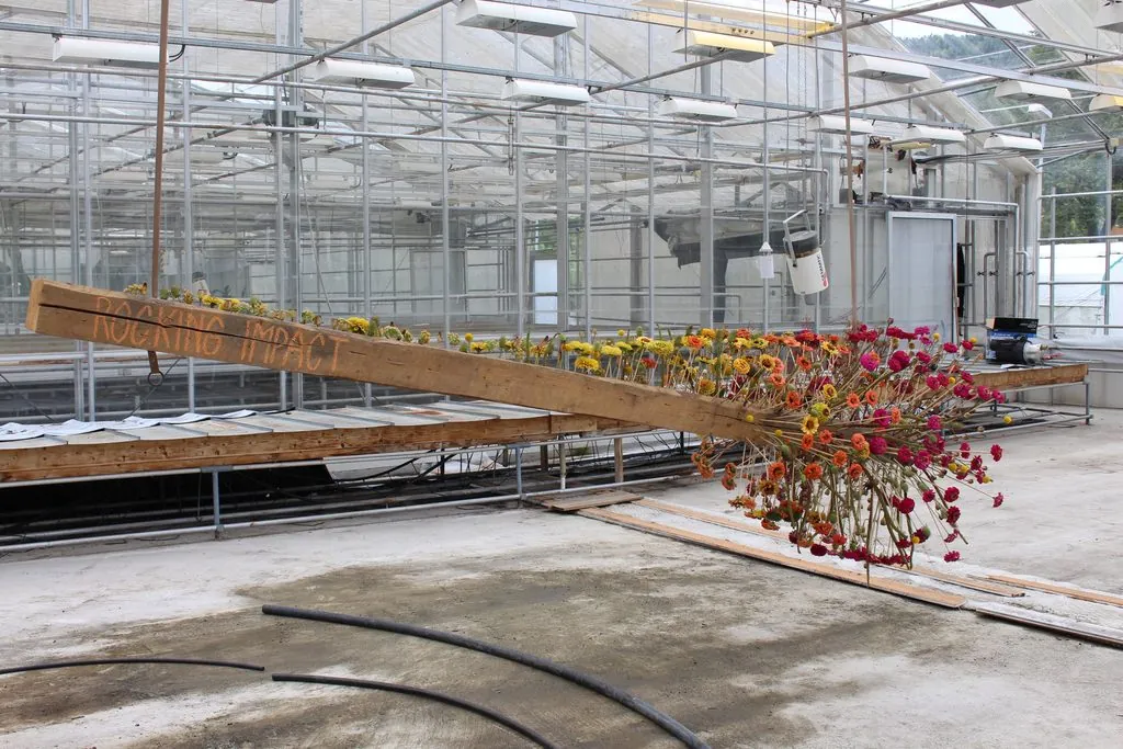 Blomsterarbeid laget på en hengende bjelke
