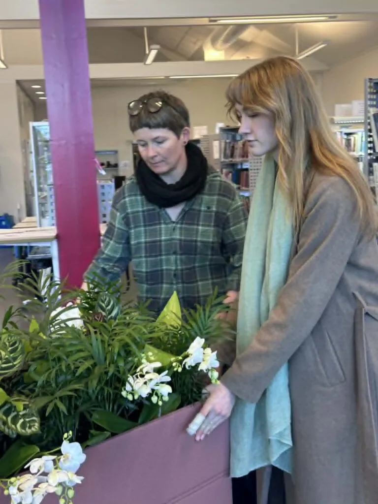 To studenter som jobber sammen