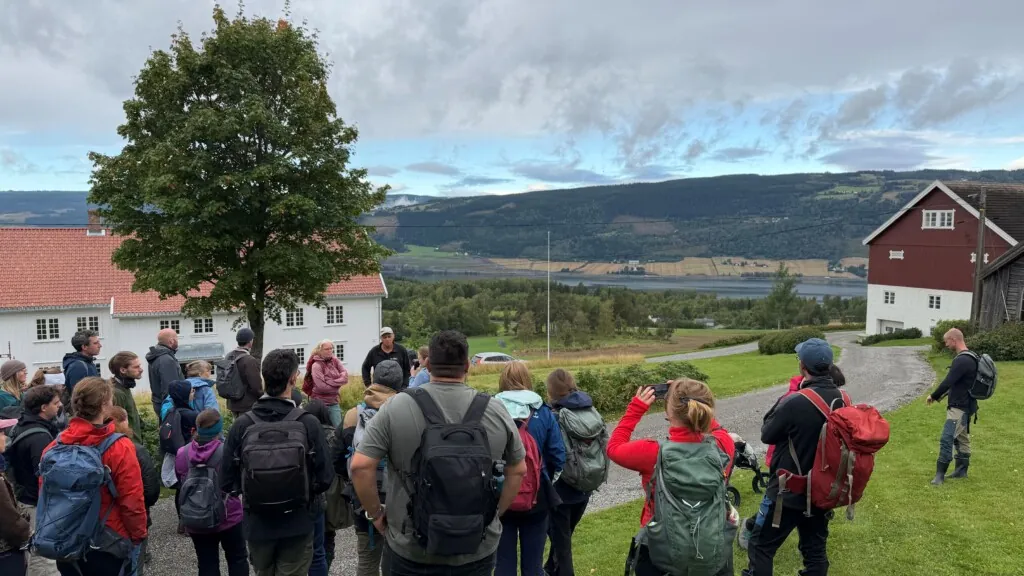 Mange personer som er samlet ute på Roverud gård