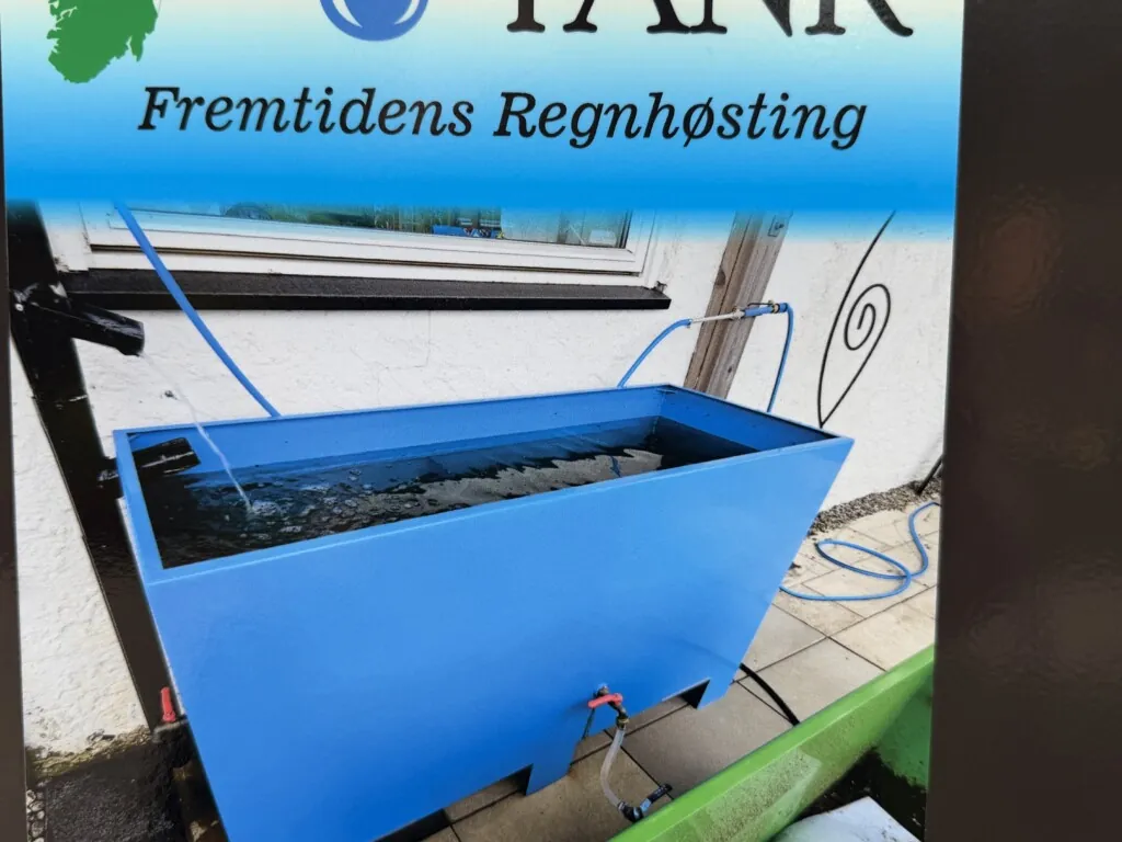 Blå tank som samler opp regnvann