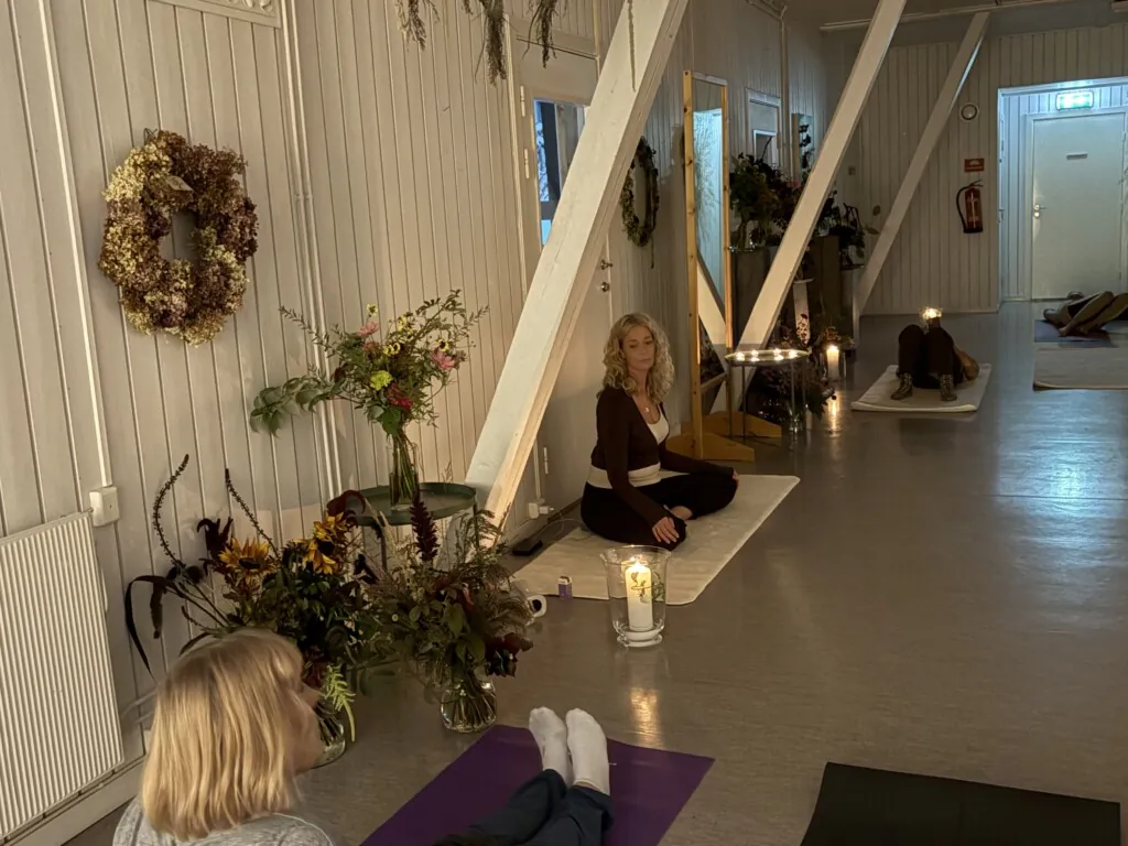 Yoga instruktør som venter på å starte timen