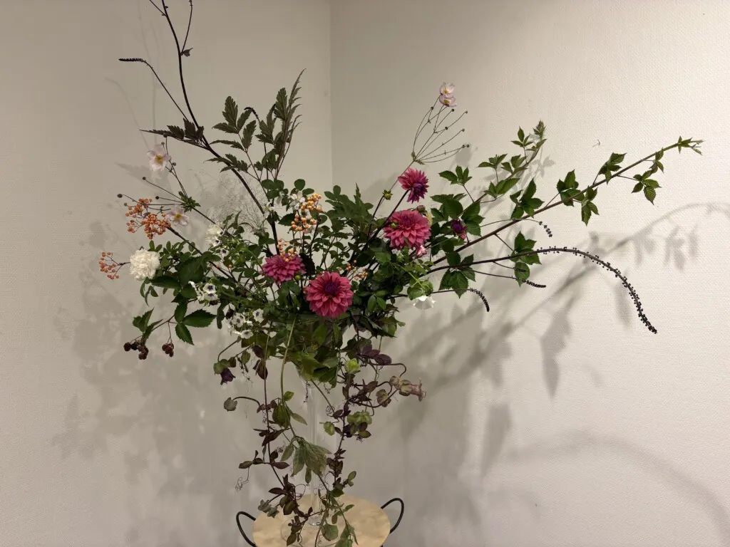 Blomsterarrangement med rosa georginer