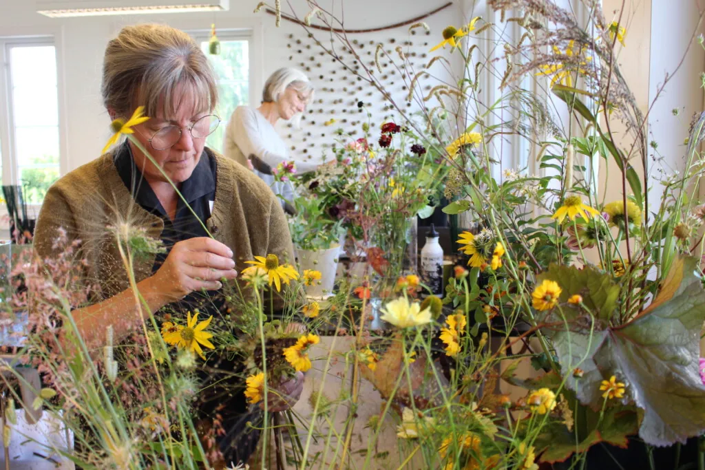 Blomsterdekoratør som lager bukett