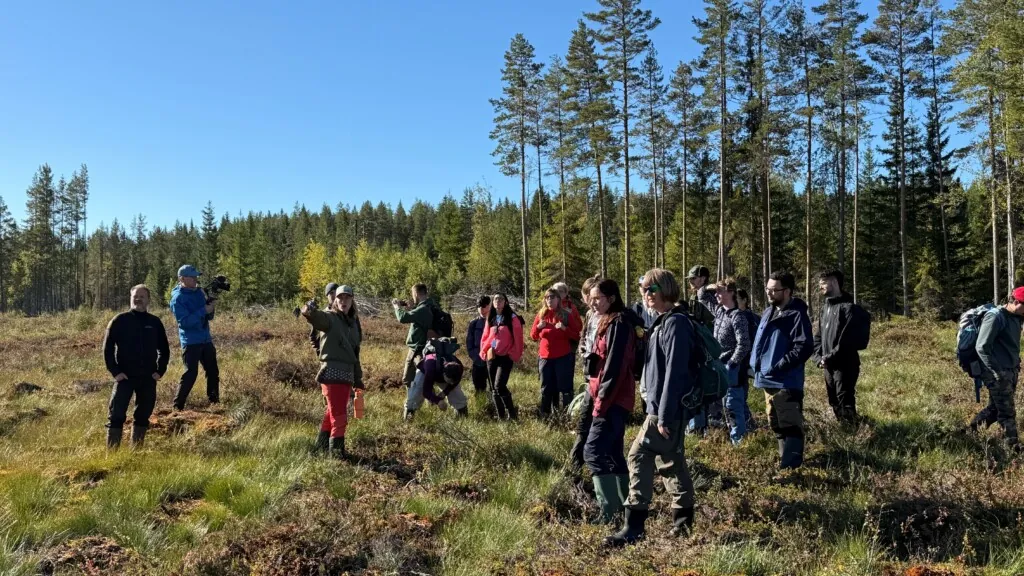 Gruppe mennesker samlet ute på ei myr