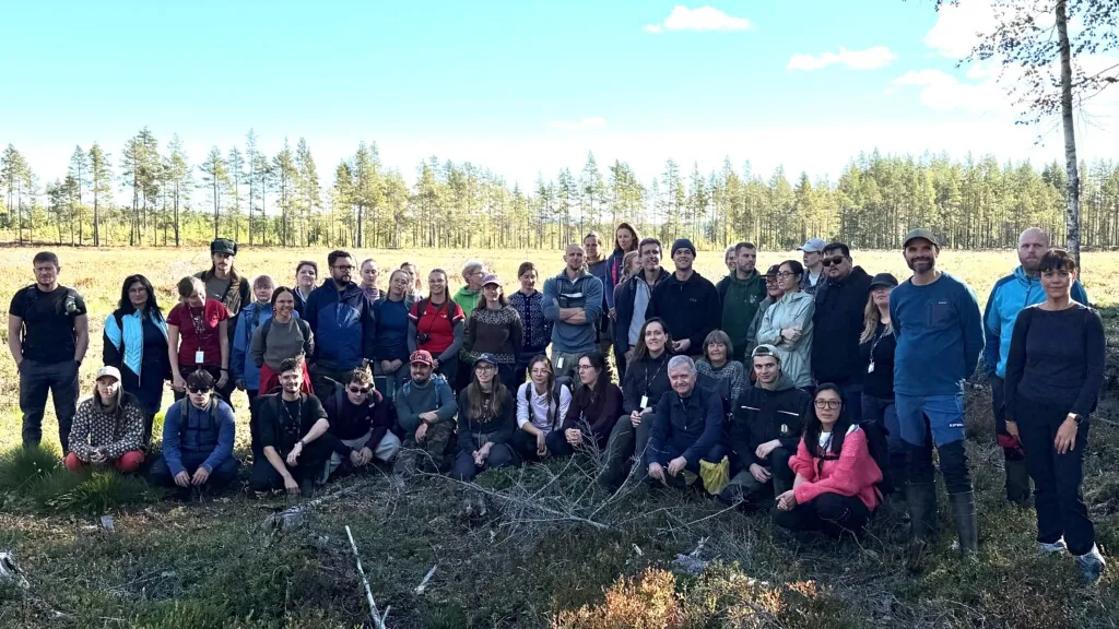 50 personer samlet ute på en myr