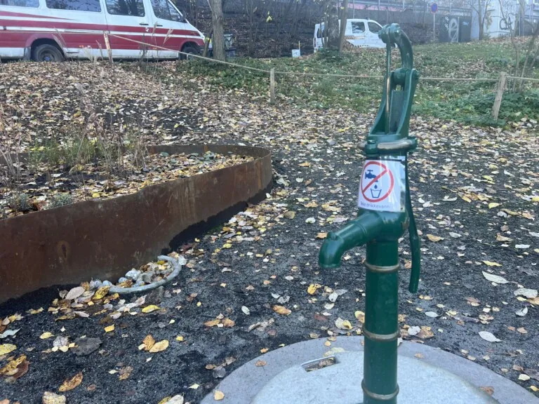 En grønn pumpekran som står ute i en park