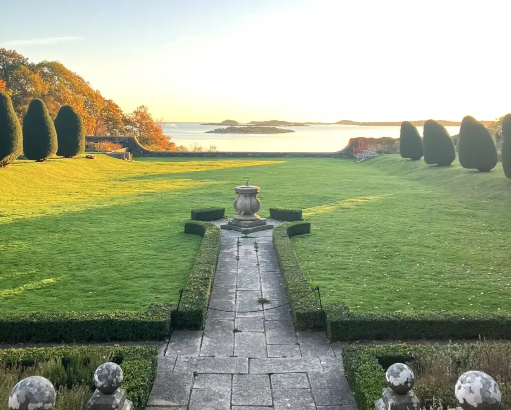 Parkanlegg som leder ned mot fjorden