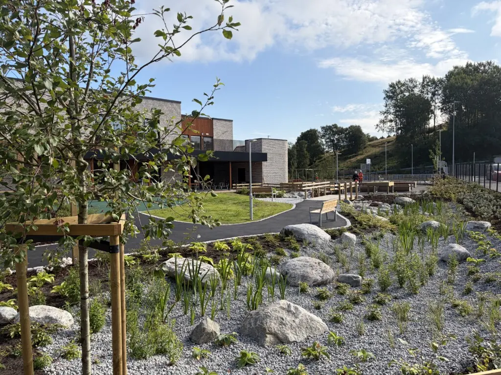 Beplantning utenfor en skole